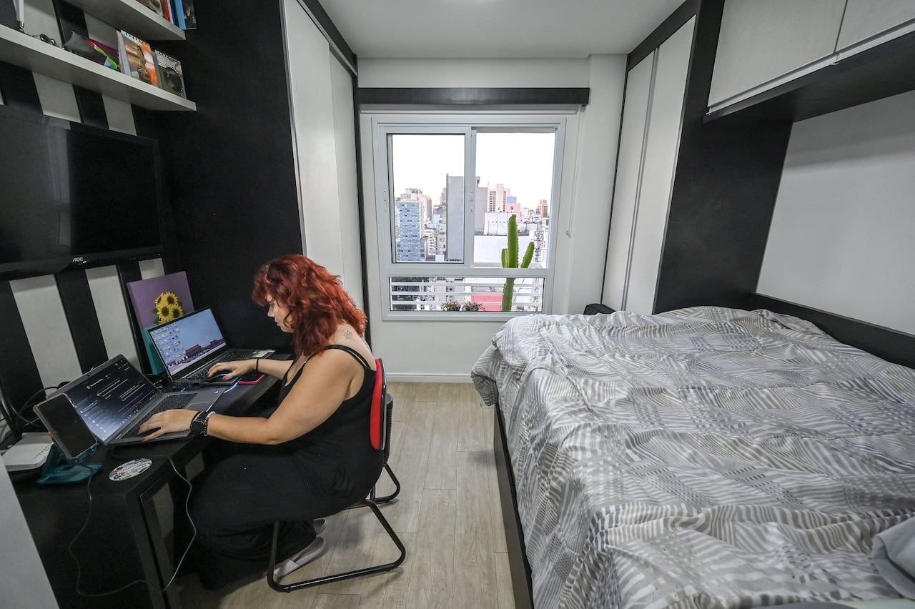 Ubicado en el barrio de Bela Vista, junto al corazón de la ciudad, este microapartamento refleja una tendencia creciente en los últimos años en la ciudad más poblada de América Latina y otras en Brasil, donde se han multiplicado las viviendas del tamaño de una habitación de hotel. (Foto de Nelson ALMEIDA / AFP)