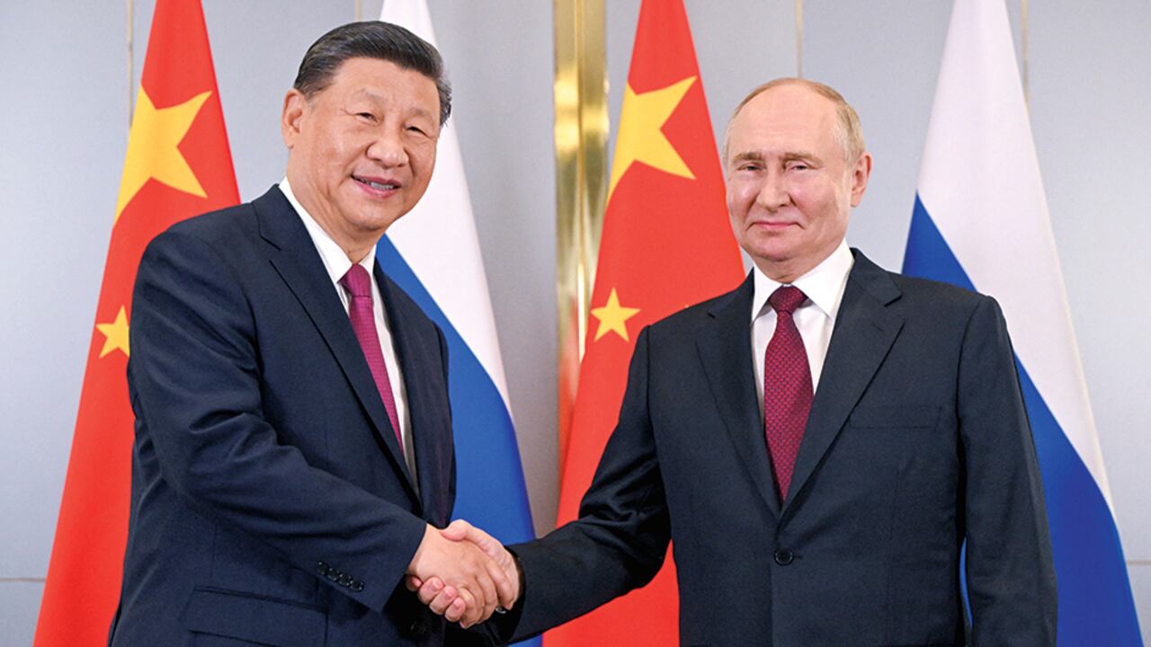 El presidente ruso, Vladímir Putin, y su homólogo chino, Xi Jinping, se reunieron en Kazajistán.