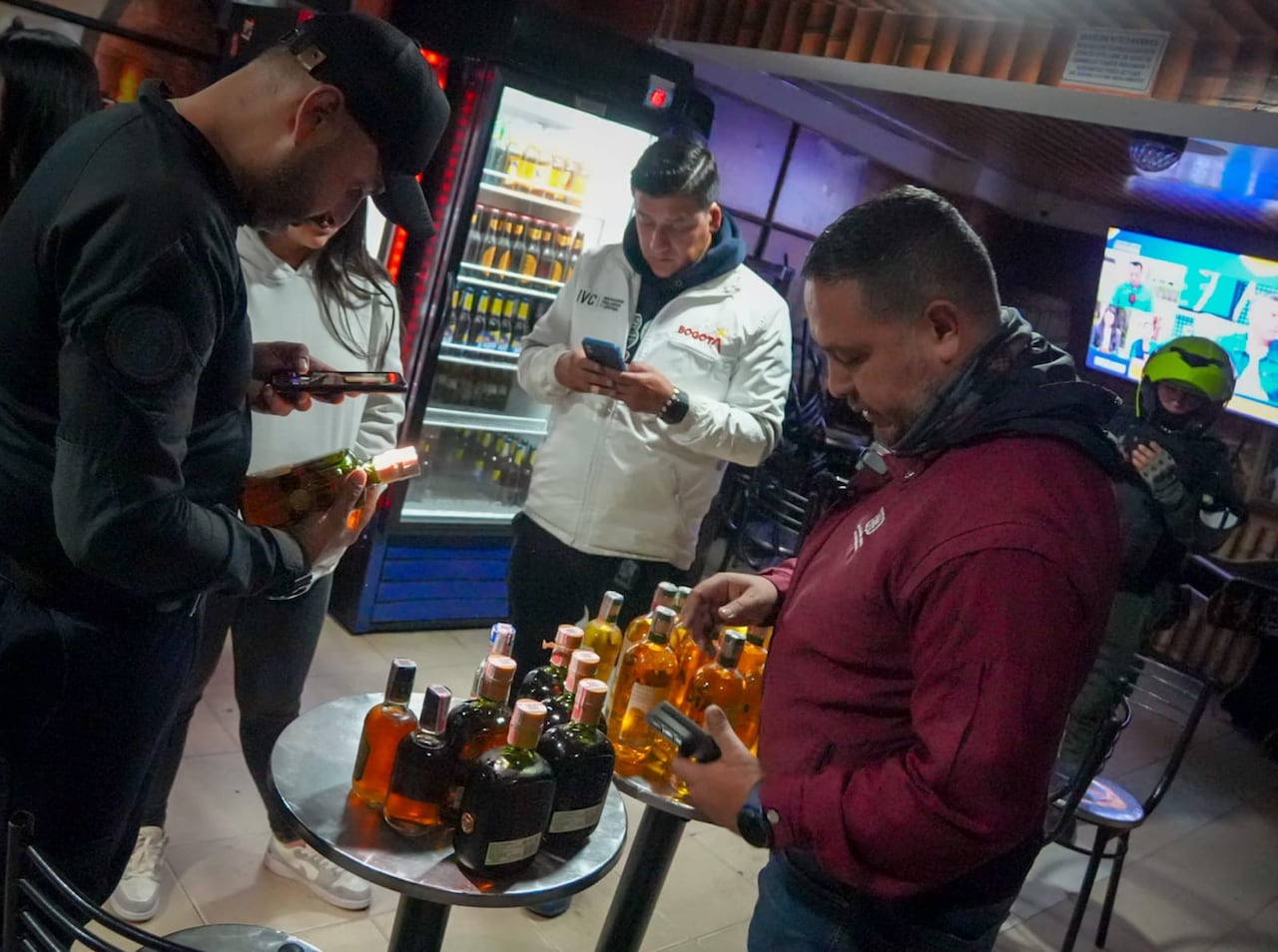 Botellas de aguardiente de contrabando y botellas de diferentes marcas de licor adulteradas fueron incautadas.