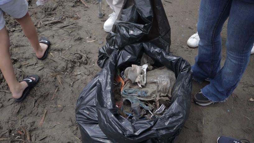 La actividad culminó con la recolección de 2 toneladas de residuos sólidos, entre plásticos, vidrios, latas, madera náufraga, entre otros.