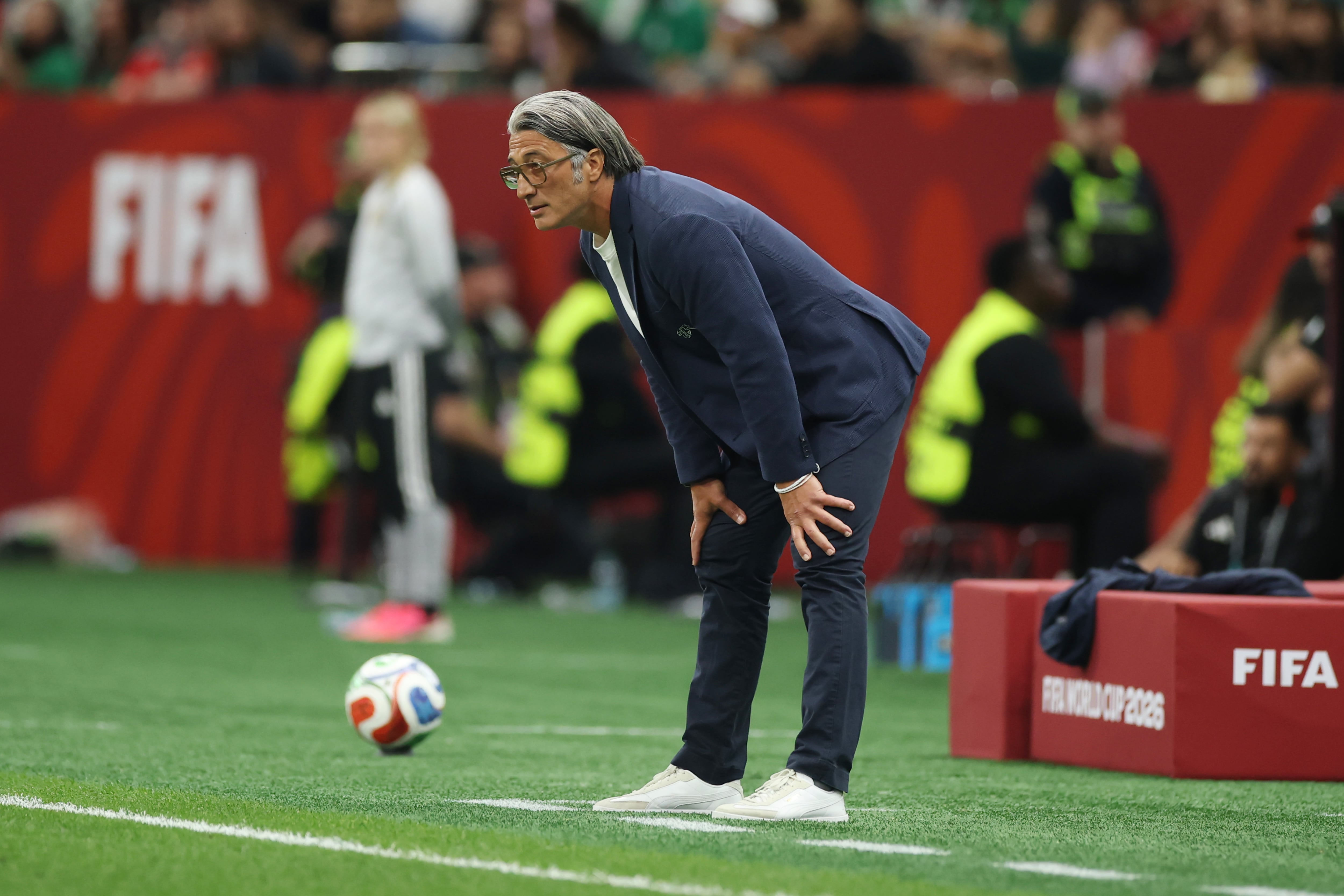 Murat Yakin dirigiendo a la selección de Suiza en el Mundial 2026.