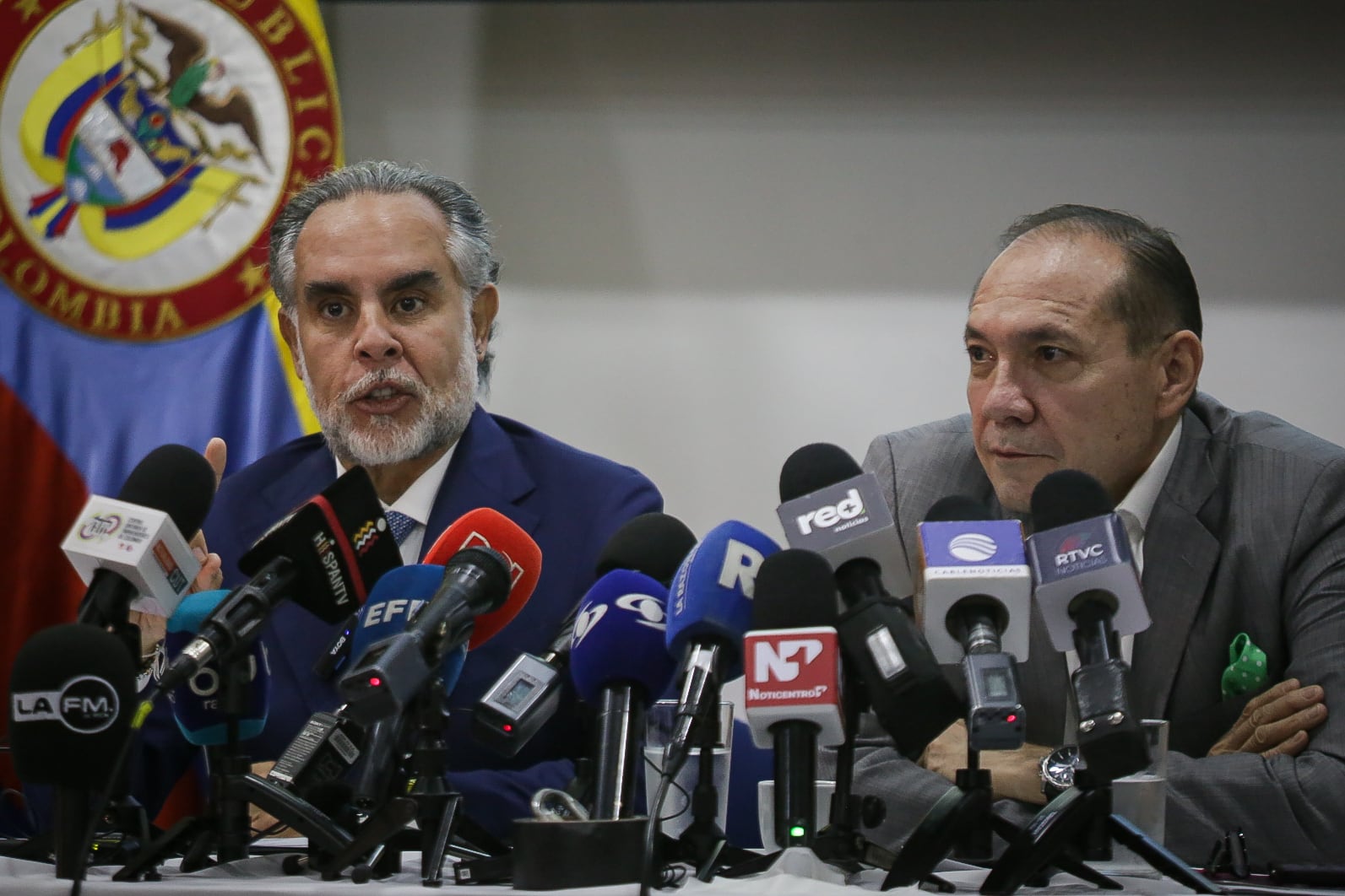 El ministro del Interior, Armando Benedetti y el ministro del Trabajo, Antonio Sanguino, presentaron el martes las preguntas de la consulta popular anunciada por el presidente Gustavo Petro. El Mandatario la radicará personalmente.