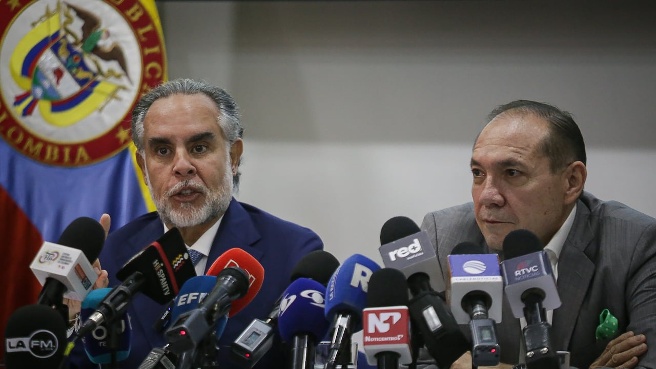 El ministro del Interior, Armando Benedetti, y el ministro del Trabajo, Antonio Sanguino