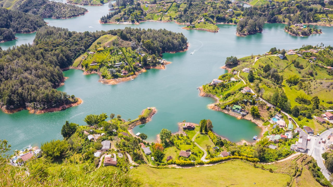 El Embalse de Guatapé es uno de los atractivos que se pueden disfrutar y apreciar muy cerca de Medellín.