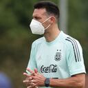 El técnico Lionel Scaloni regresará al banquillo luego de superar el contagio que lo dejó fuera del partido ante Chile