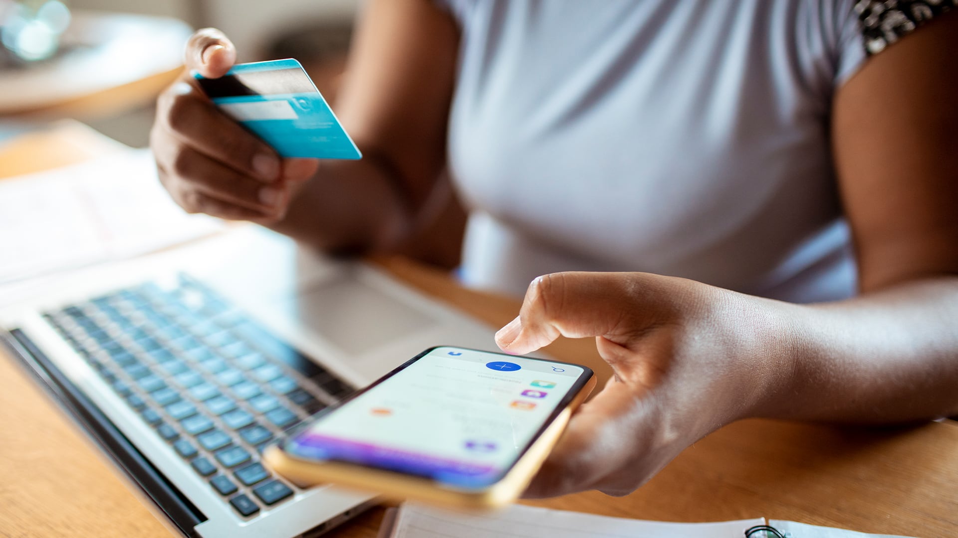 “Las tarjetas no son préstamos sino medios de pago que deben usarse a una cuota”: experto en finanzas a propósito de la reducción de tasas que anunciaron algunos bancos