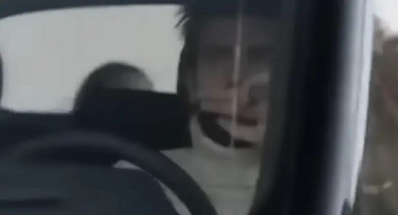 Gerard Piqué esperando que llegara la Policía y le llevaran dos maletas de su antigua casa.