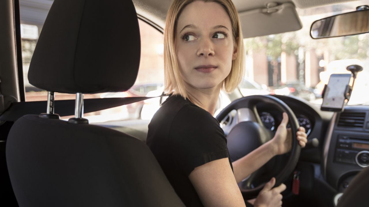 Estacionar un automóvil es una parte fundamental de la conducción responsable y segura.