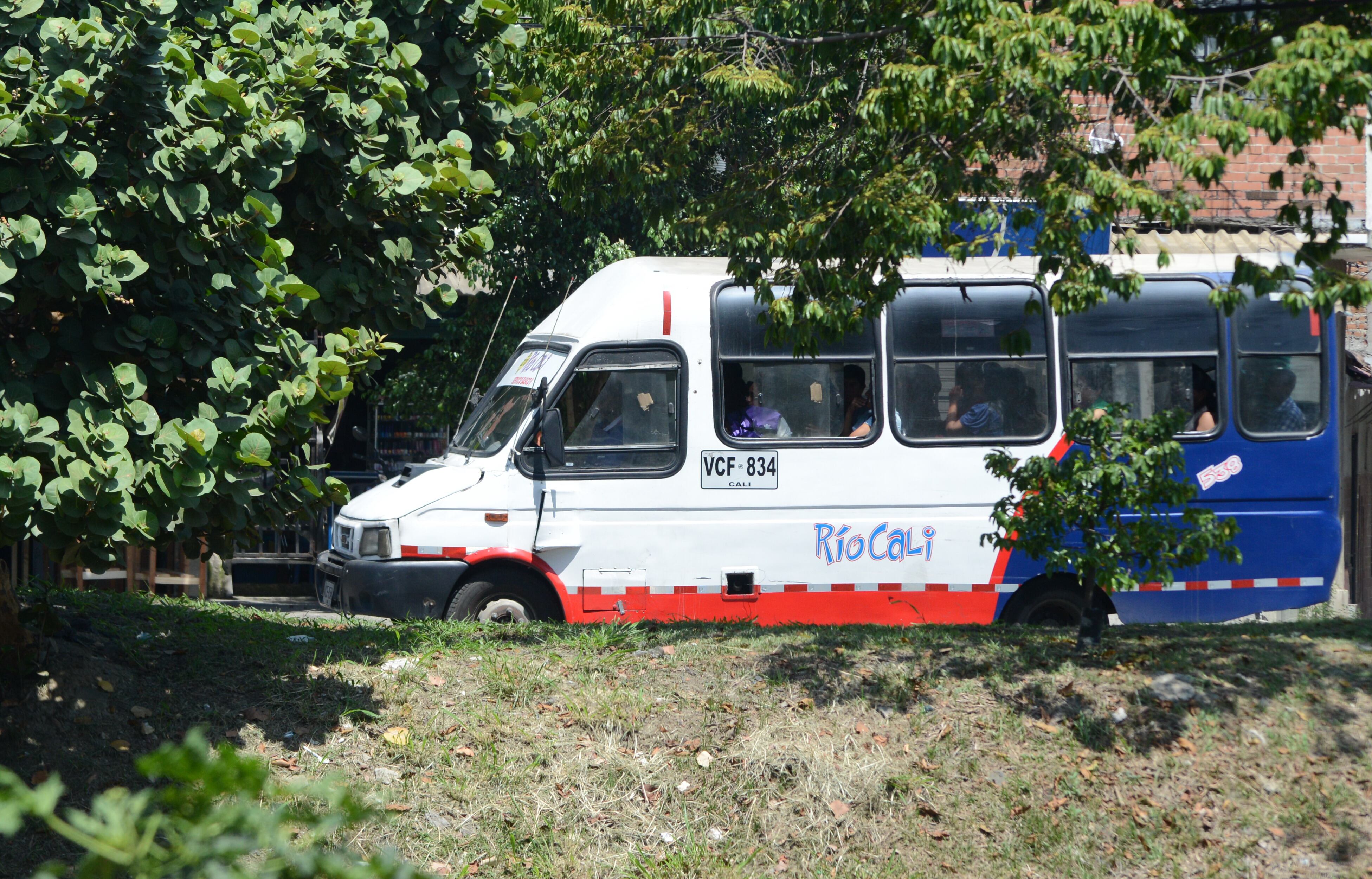 Cali: La flota de trasporte de servicio público que ciertas rutas del oriente de la ciudad, presentan muchos años de servicio y que en su mayoría no cumplen con las normas de seguridad generando accidentes en las vías. foto José L Guzmán.
