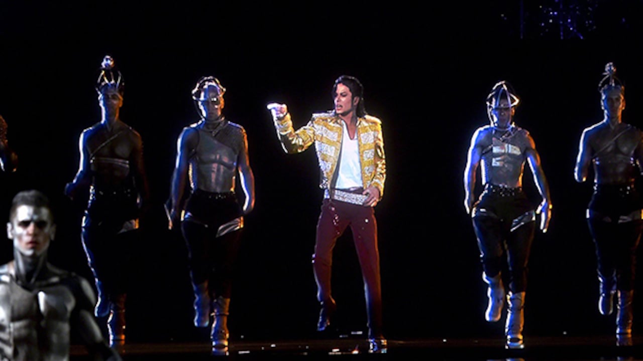 En el concierto varios bailarines de carne y hueso acompañaron la coreografía del fantasma de Michael Jackson. El público estaba enloquecido.