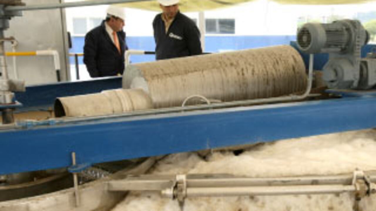 En 10 minutos, la técnica que inventó en ingeniero José Saúl Torres limpia el agua más contaminada, pero aún faltan muchos años de pruebas como para entregarle la responsabilidad de limpiar buena parte del río Bogotá