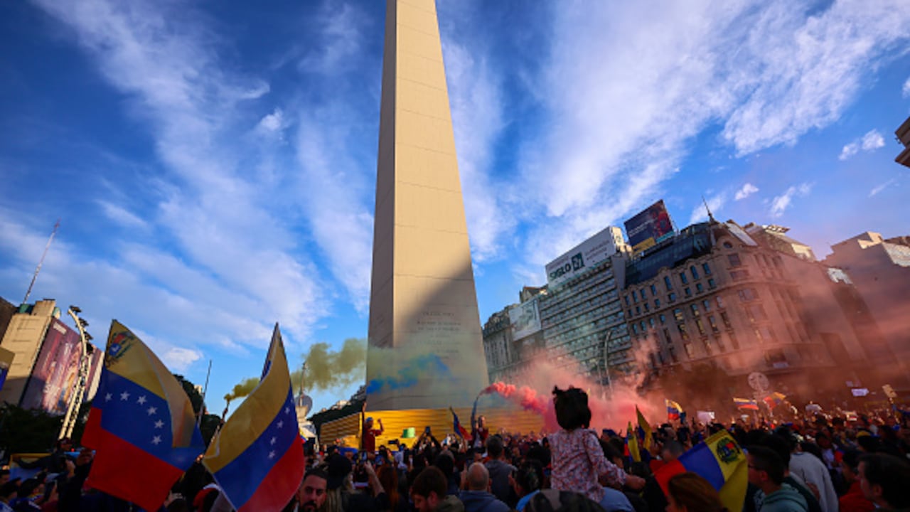 Miles de venezolanos salieron este sábado 17 de agosto a las calles en diversas ciudades de América, como Buenos Aires -capital de Argentina- (foto) y otras urbes del mundo en “defensa de la verdad”. (Photo by Luciano Gonzalez/Anadolu via Getty Images)