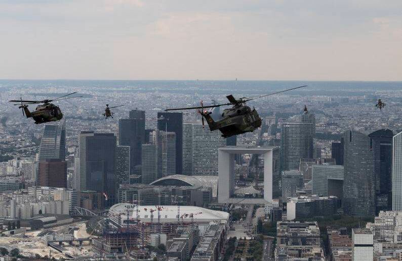 Una fotografía tomada el 11 de julio de 2019 sobre París muestra a un helicóptero de transporte NH90, a otro de ataque de tigre y uno más de Gacela volando durante un ensayo antes del desfile aéreo militar del día de la Bastilla. (Foto por Kenzo TRIBOUILLARD / AFP)