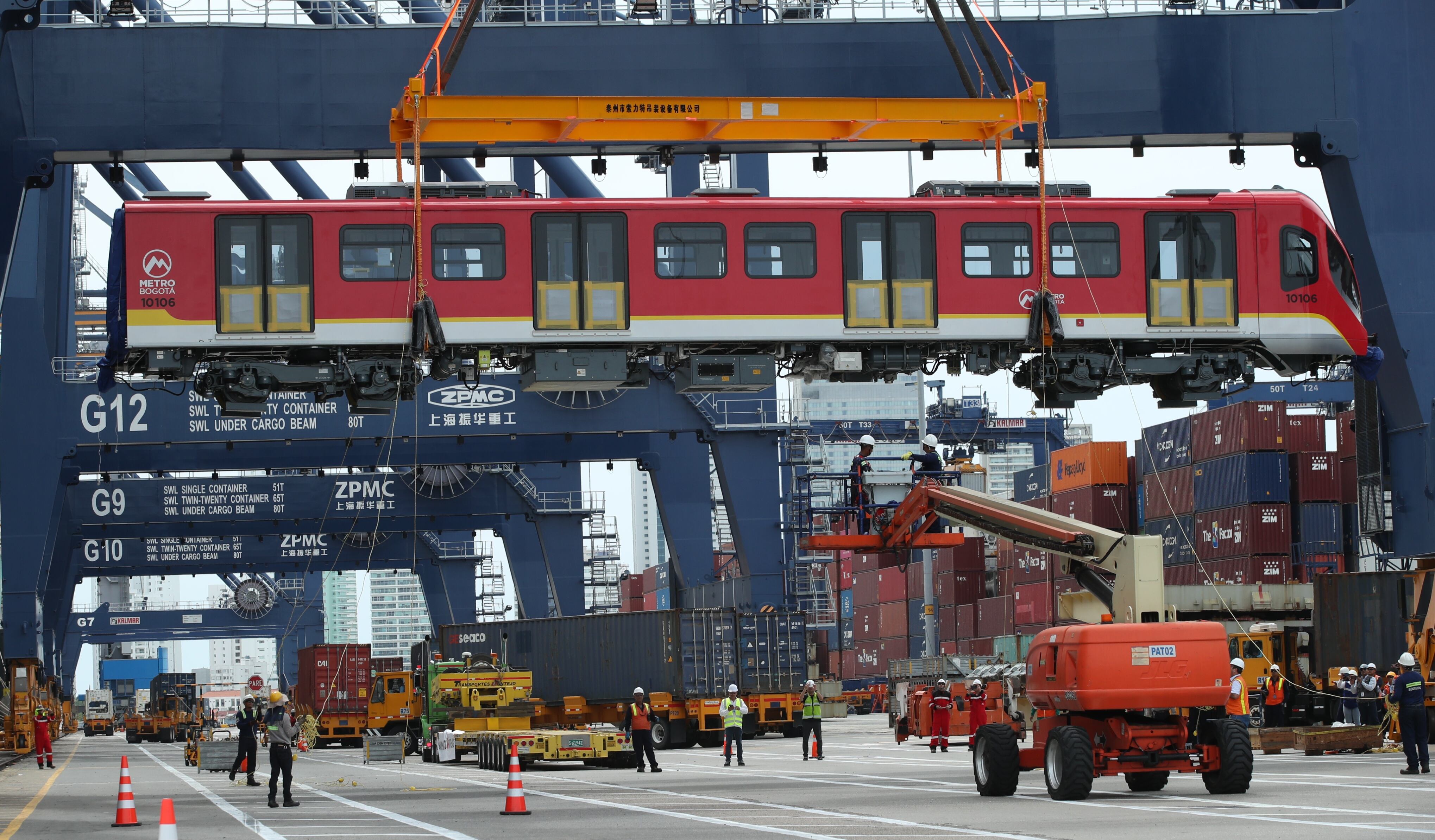 Llegada de los vagones del metro de Bogotá, al puerto de Cartagena