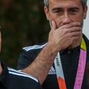 El presidente de la federación española de fútbol, Luis Rubiales, izquierda, junto al entrenador de España, Jorge Vilda, después de su victoria en la Copa Mundial en el Palacio de La Moncloa en Madrid, España, el martes 22 de agosto de 2023. Momentos después de que España ganara la Copa Mundial Femenina, El hombre que dirige la federación nacional de fútbol del país desvió cierta atención no deseada de los jugadores que celebraban. Las críticas del gobierno español y del mundo del fútbol llovieron el lunes sobre Luis Rubiales por su conducta inapropiada mientras disfrutaba de la victoria de España por 1-0 sobre Inglaterra en la final del domingo en Sydney, Australia. (Foto AP/Manu Fernández)