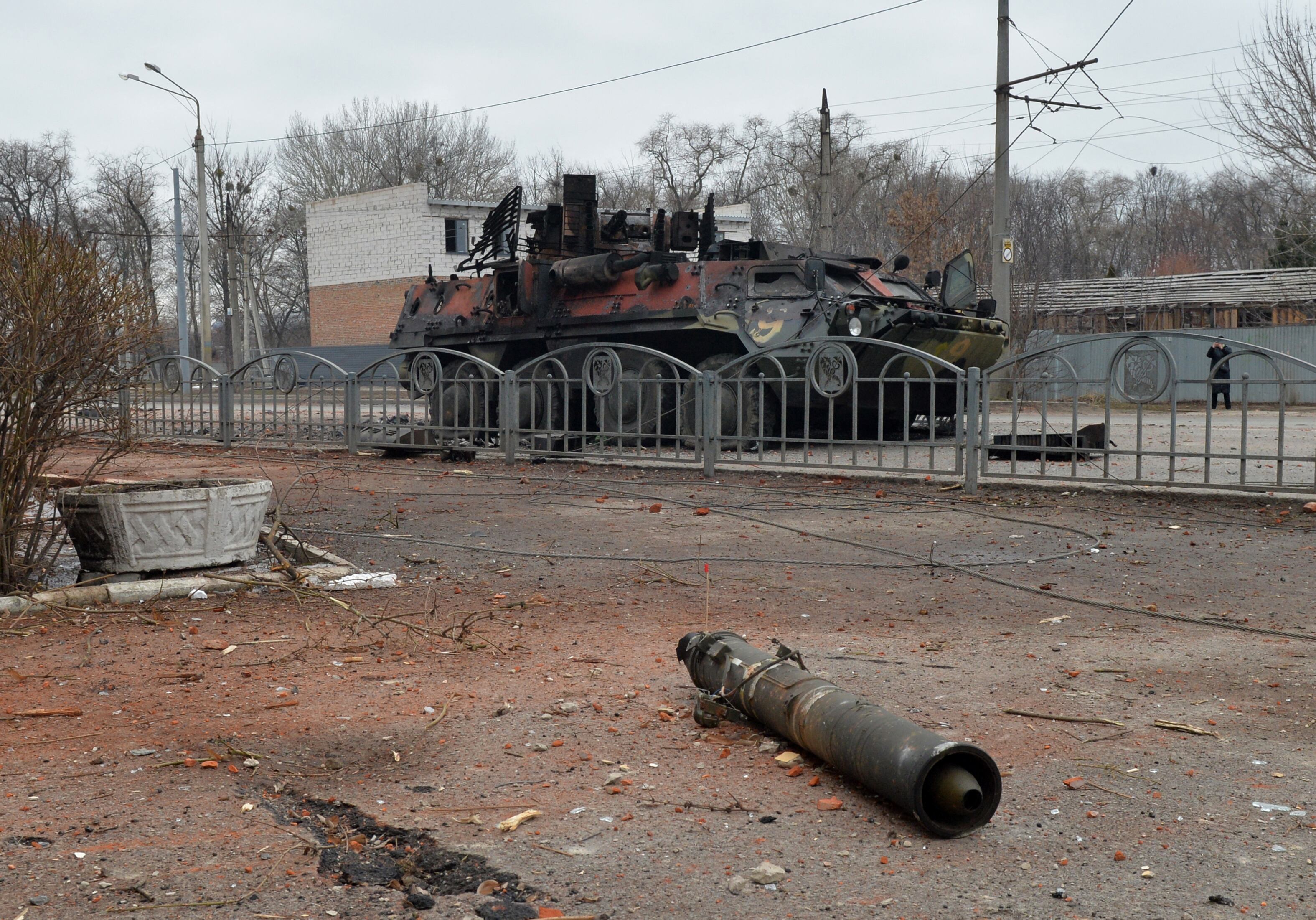 Esta fotografía muestra un vehículo blindado de transporte de personal (APC) ucraniano BTR-4  a unos 50 km de la frontera entre Ucrania y Rusia, el 28 de febrero de 2022. (Foto de Serguéi BOBOK / AFP)