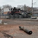 Esta fotografía muestra un vehículo blindado de transporte de personal (APC) ucraniano BTR-4 a unos 50 km de la frontera entre Ucrania y Rusia, el 28 de febrero de 2022. (Foto de Serguéi BOBOK / AFP)