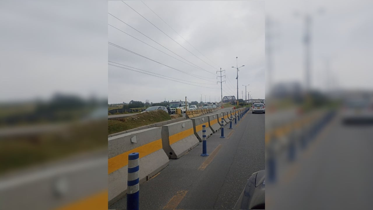 Cierre del tercer carril ingresando a Bogotá por la calle 80.