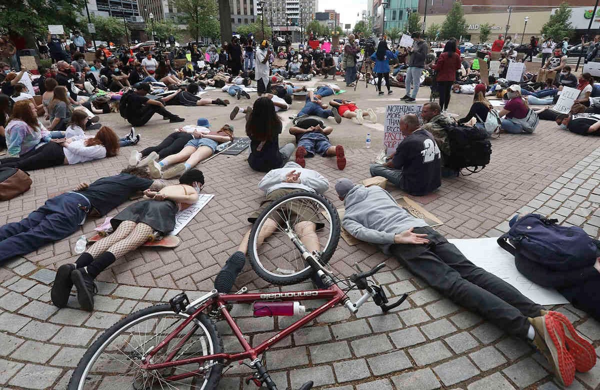 Algunos manifestantes que simulan la posición en que se encontraba George Floyd mientras estaba bajo custodia yacen en el suelo el domingo 31 de mayo de 2020, en la Plaza Pública de Wilkes-Barre, Pensilvania. Floyd murió el 25 de mayo después de que un oficial de policía de Minneapolis usara la rodilla para apretar su cuello durante 8 minutos y 46 segundos.  Foto:  Dave Scherbenco / AP.