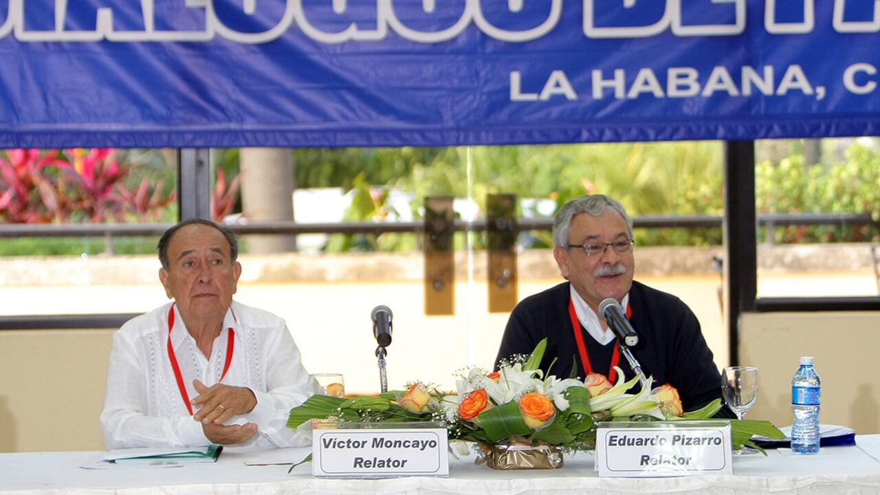 Los relatores Víctor Moncayo (i) y Eduarzo Pizarro (d), integrantes de la Comisión Histórica del Conflicto.