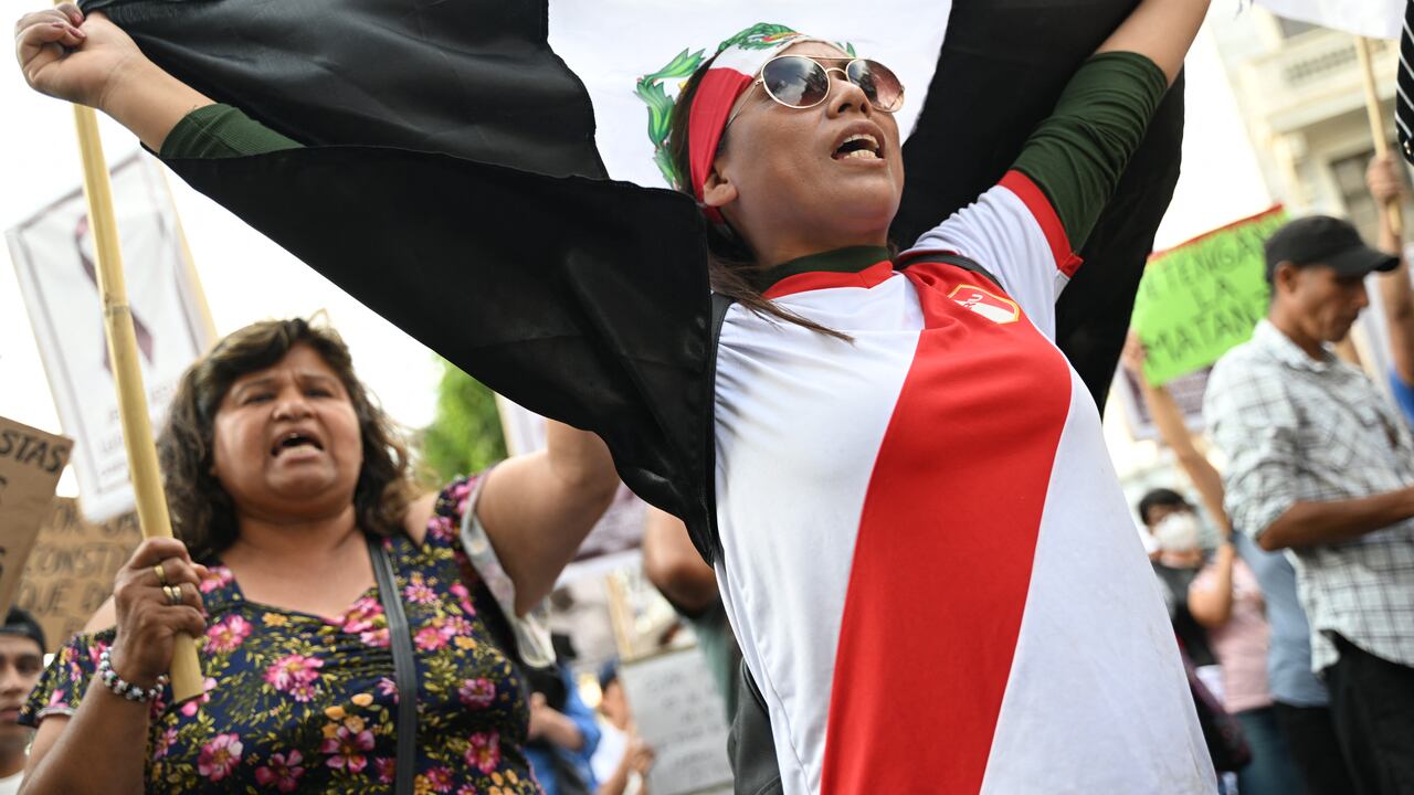 Milas de peruanos reclaman que no se les ha respetado su derecho a elegir presidente. Foto: AFP.