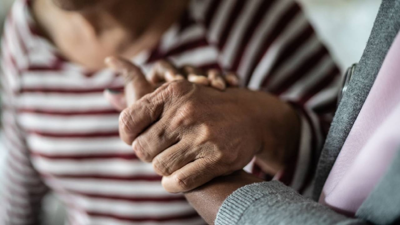Los pacientes con parkinson necesitan un tratamiento farmacológico y unos hábitos especiales de alimentación. Foto: Getty Images.