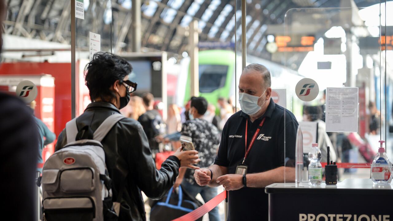 Las personas mayores de 50 años deberán presentar su carné de vacunación de manera obligatoria en sus lugares de trabajo (Claudio Furlan / LaPresse vía AP).