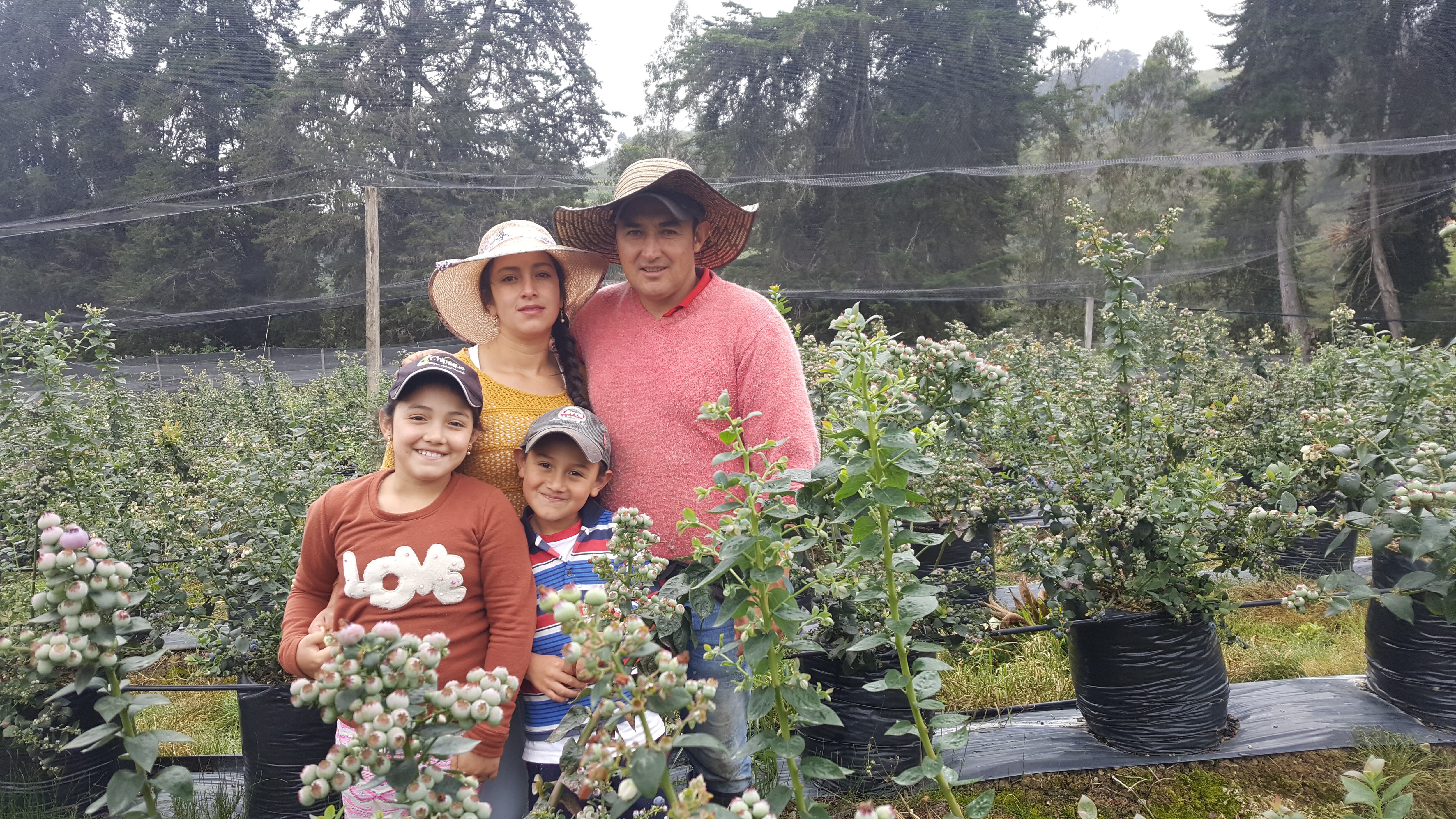 Fredy Cruz y su familia en su finca en Chipaqué, Cundinamarca.