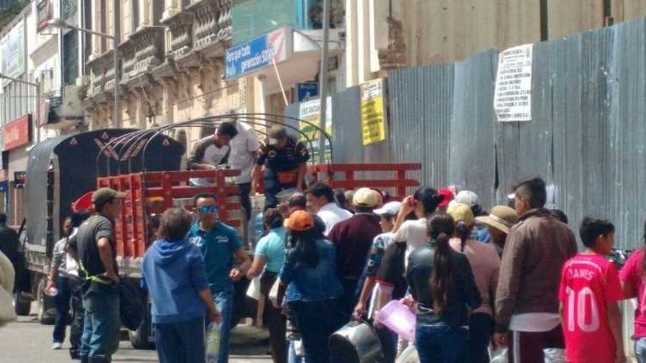 Campesinos se ven obligados a regalar su producción de leche en la Plaza de la Villa en medio del caos que vive Sogamoso. Foto: Andrés Galán