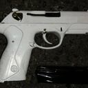 La pistola blanca de alias Uriel