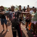 Personas a un lado de una carretera en busca de ayuda, dos días después del paso del devastador huracán Otis, de categoría 5, en Acapulco, México, el viernes 27 de octubre de 2023. (AP Foto/Félix Márquez)