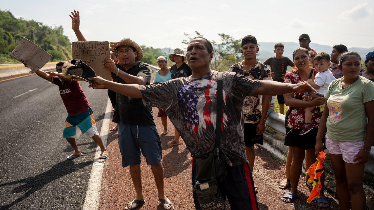 Personas a un lado de una carretera en busca de ayuda, dos días después del paso del devastador huracán Otis, de categoría 5, en Acapulco, México, el viernes 27 de octubre de 2023. (AP Foto/Félix Márquez)