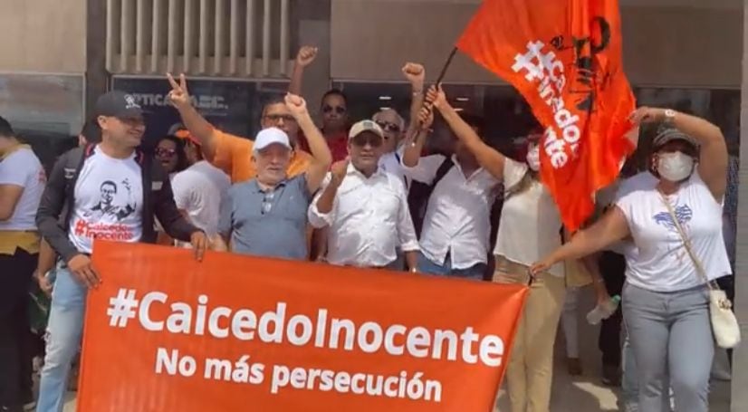 Protestantes se dieron cita con pancartas y arengas.