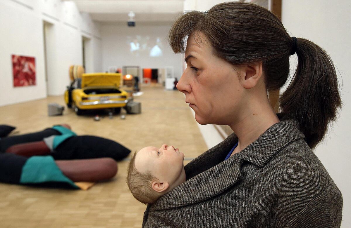 Detalle de la escultura “Mujer con las compras”, del artista australiano Ron Mueck, durante la inauguración de la exposición de Arte y Alimentación en la Triennale de Milán, en Italia. (Efe)