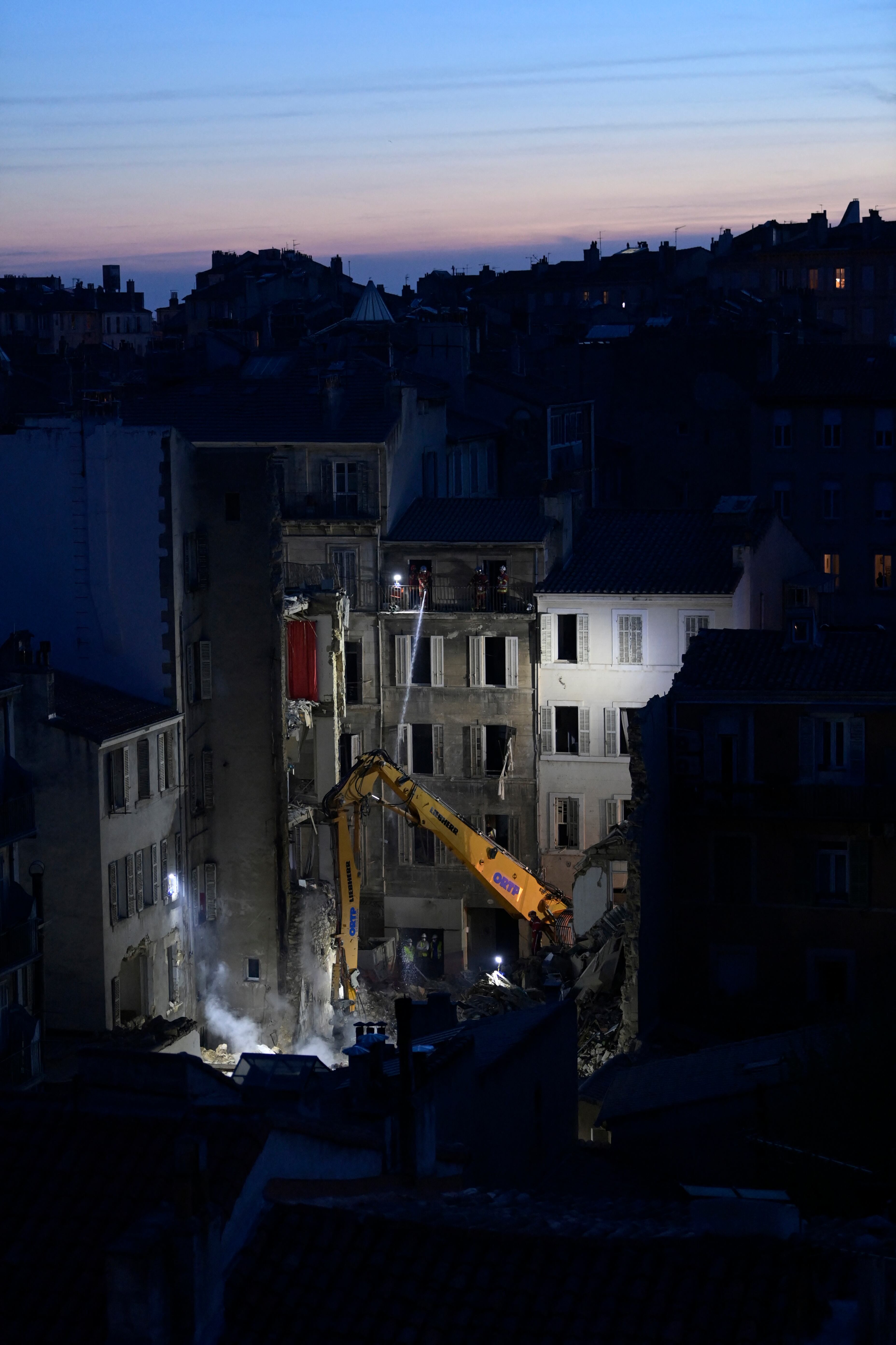 Los servicios de emergencia han evacuado a casi 200 personas luego del derrumbe provocado por una explosión (Photo by CLEMENT MAHOUDEAU / AFP)