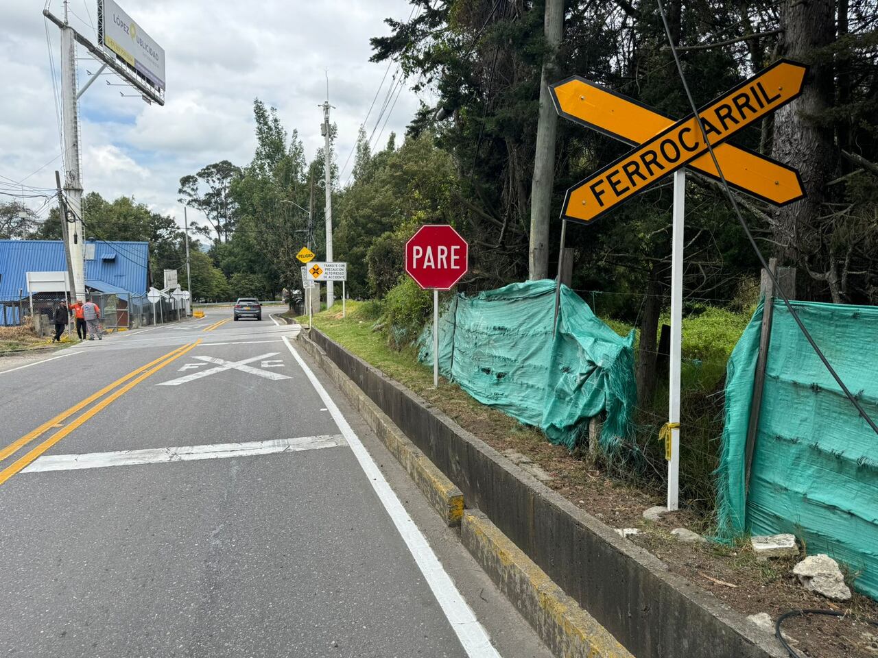 Señalización pasos a nivel Calle 245.