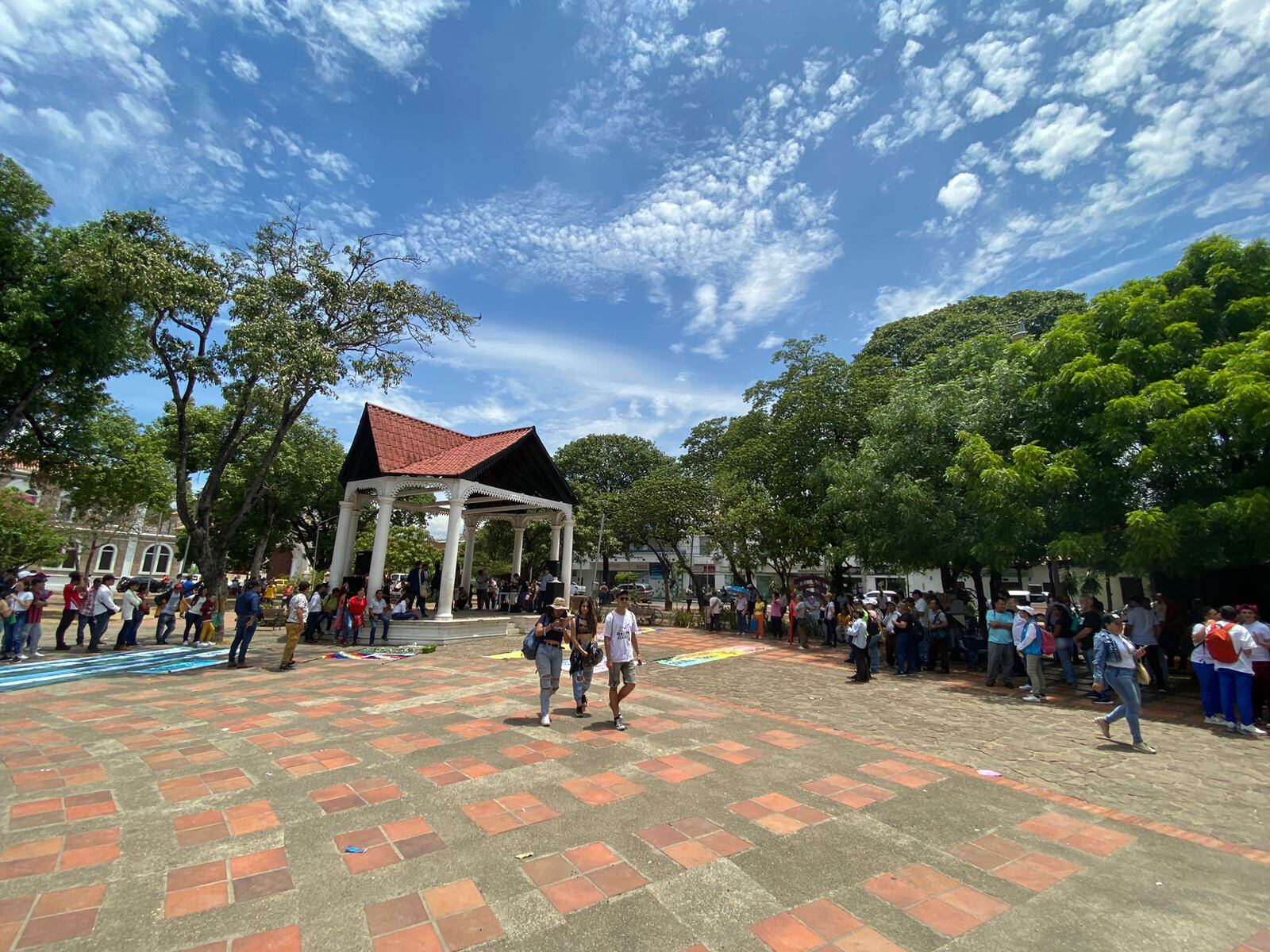 Se divisa una plaza más vacía, los manifestantes poco a poco se dispersan y emprenden el regreso a casa.