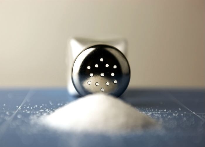 ¿Te has despertado con los ojos algo hinchados? Mucha sal puede provocar que retengamos agua y, como la piel alrededor de los ojos es más delgada, en esa zona se nota más. Estos efectos aumentan con la edad. Foto: Ingimage.