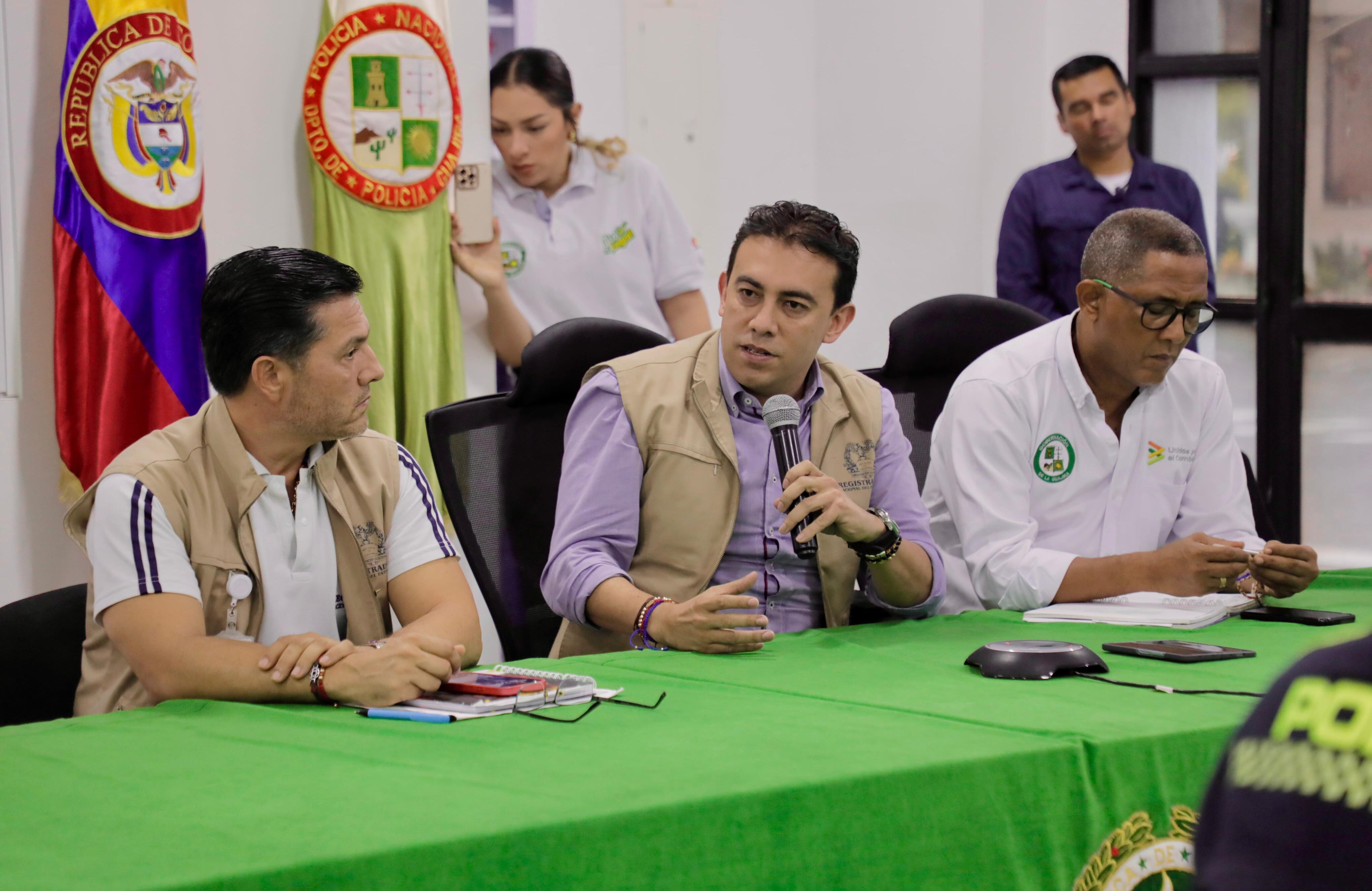 El registrador nacional, Alexander Vega, en La Guajira.