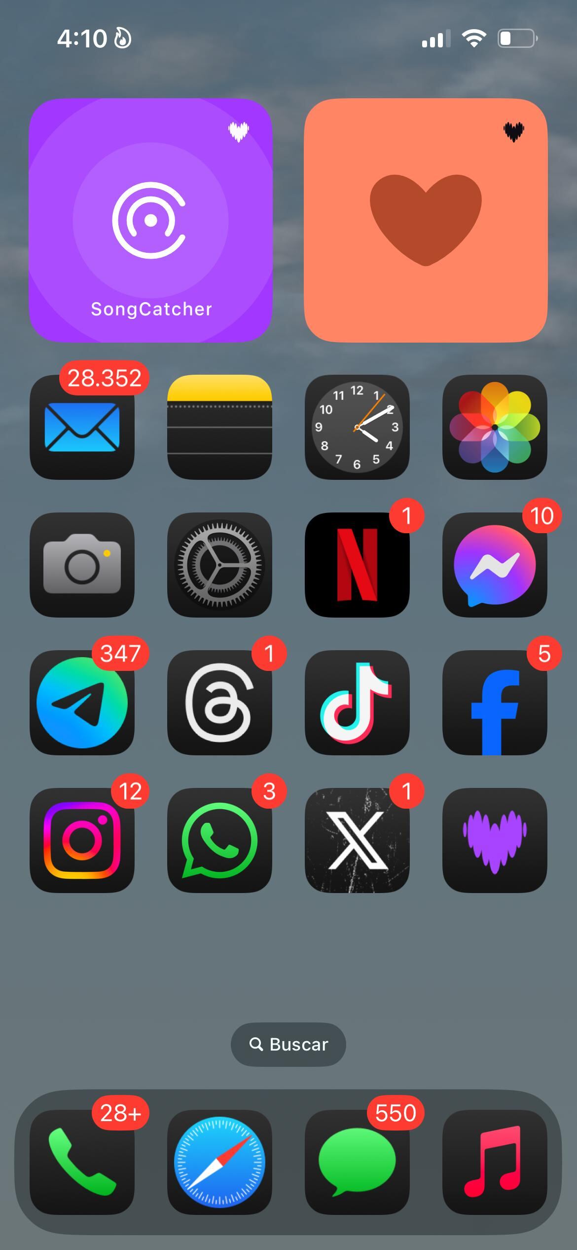 Apple ha integrado funciones para modificar la apariencia y organización de la pantalla de inicio, ofreciendo a los usuarios una experiencia más intuitiva y personal.