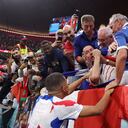 Kylian Mbappé con hincha que fue noqueado por un balonazo suyo.