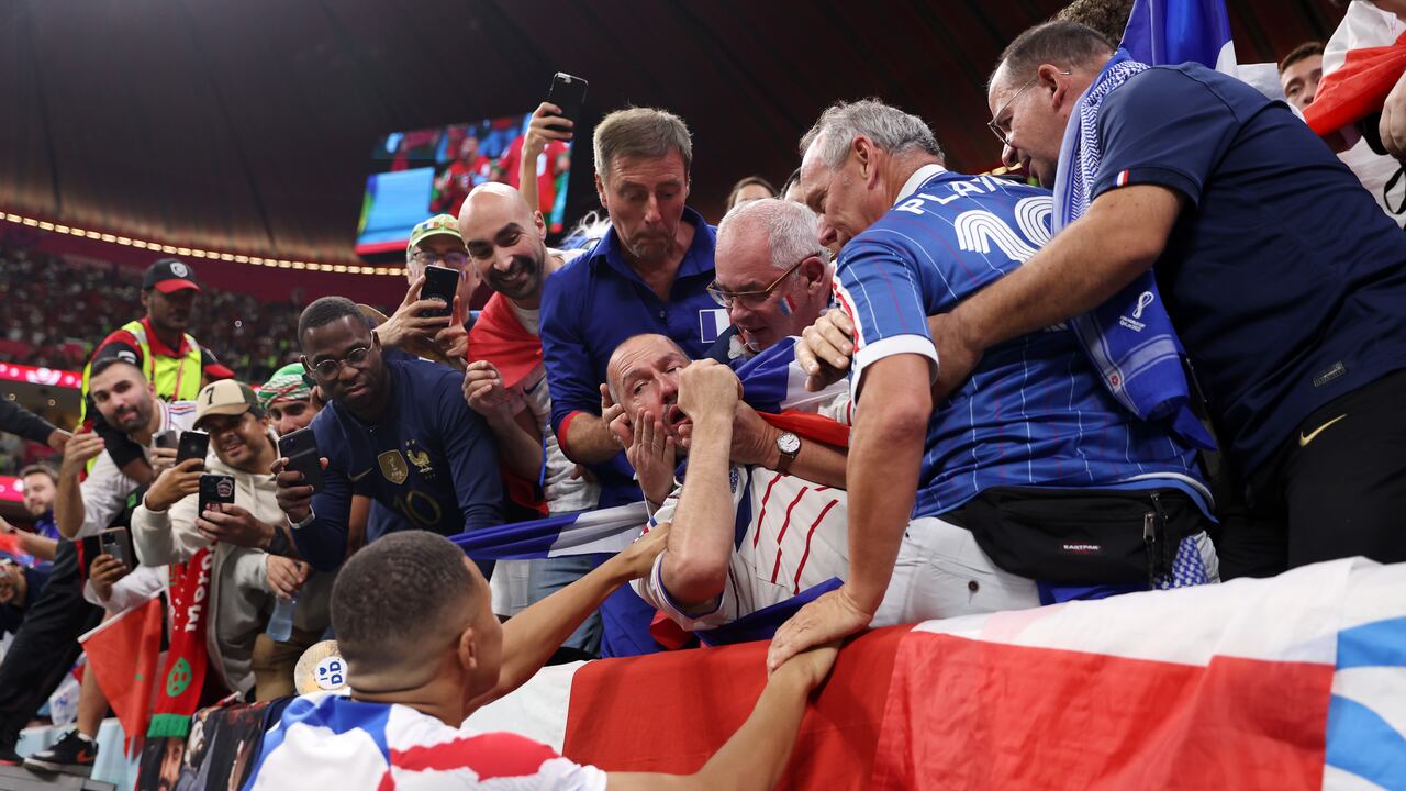 Kylian Mbappé con hincha que fue noqueado por un balonazo suyo.