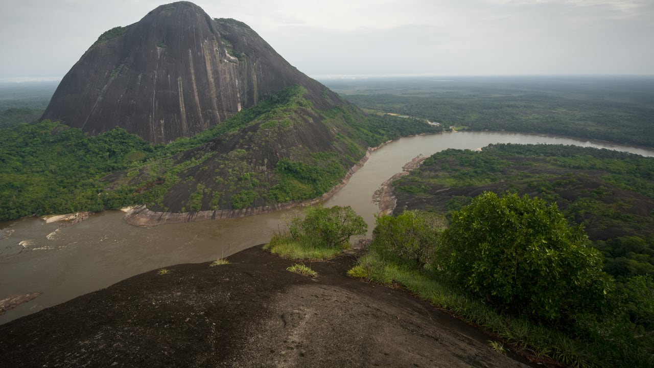 Río Guainía al lado del Cerro Mavicure naciendo en la amazonia colombiana.