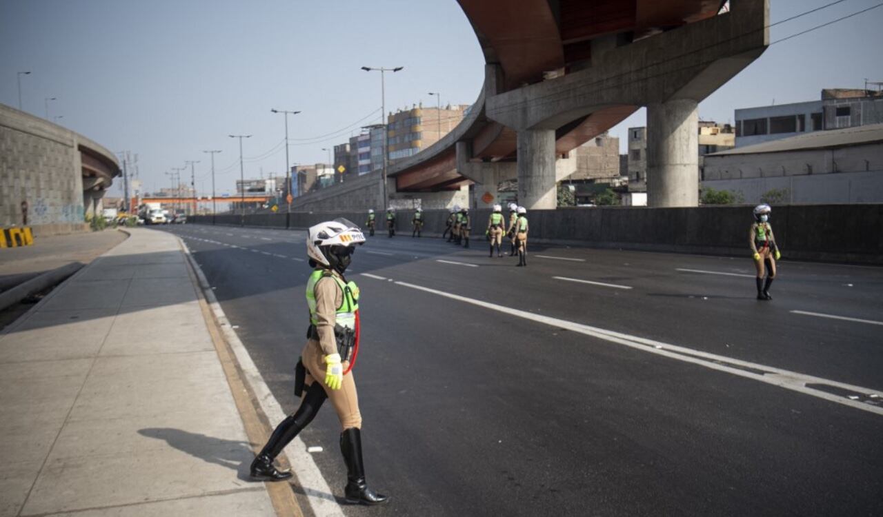 Las calles de Lima, Perú amanecieron con militares y policías tras el toque de queda anunciado por el presidente.