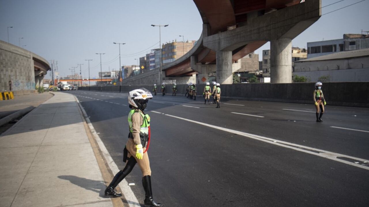 Las calles de Lima, Perú amanecieron con militares y policías tras el toque de queda anunciado por el presidente.