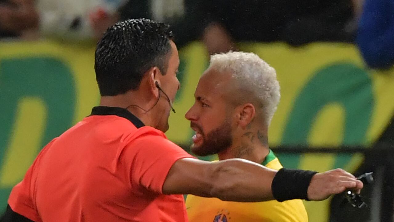 Chilean referee Roberto Tobar speaks with Brazil's Neymar during the South American qualification football match for the FIFA World Cup Qatar 2022 between Brazil and Colombia, at the Neo Quimica Arena, previously known as Arena Corinthians, in Sao Paulo, Brazil, on November 11, 2021. (Photo by NELSON ALMEIDA / AFP)