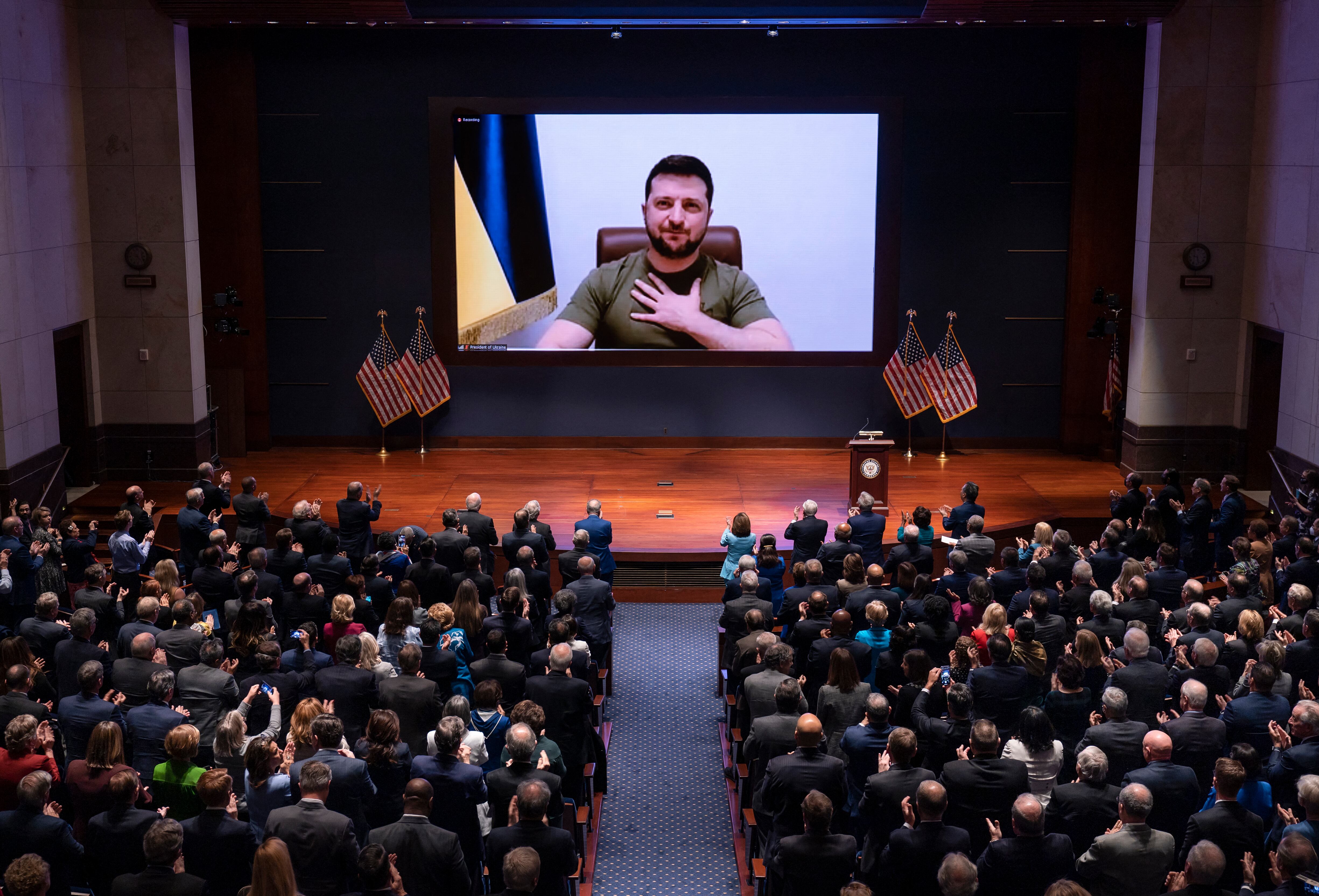 El presidente ucraniano Volodymyr Zelenskyy habla ante el Congreso de los Estados Unidos por video para pedir apoyo mientras su país es asediado por las fuerzas rusas en el Capitolio de los Estados Unidos el 16 de marzo de 2022 en Washington, DC. Zelenskyy se dirigió al Congreso mientras Ucrania continúa defendiéndose de una invasión rusa en curso.