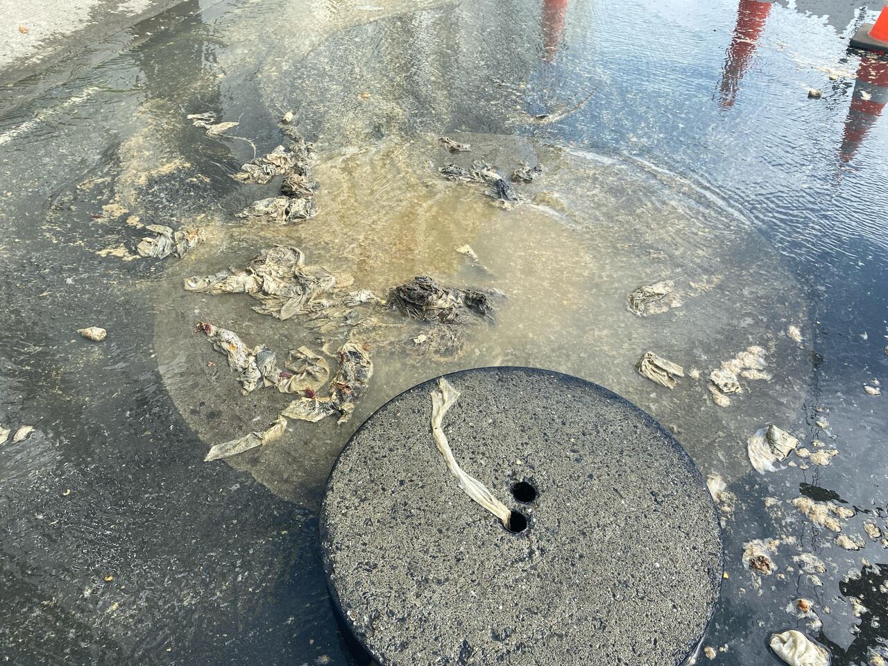 Mala disposición de pañitos húmedos en Cali