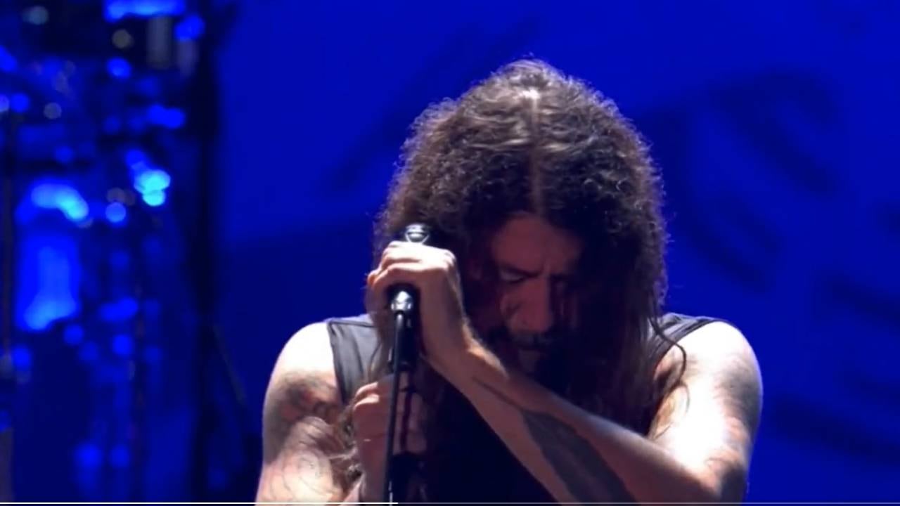 El vocalista de Foo Fighters, David Grohl, se dejó ver bastante conmovido en el concierto en memoria de Taylor Hawkins. Foto: tomada video de Twitter @vagoilustrado