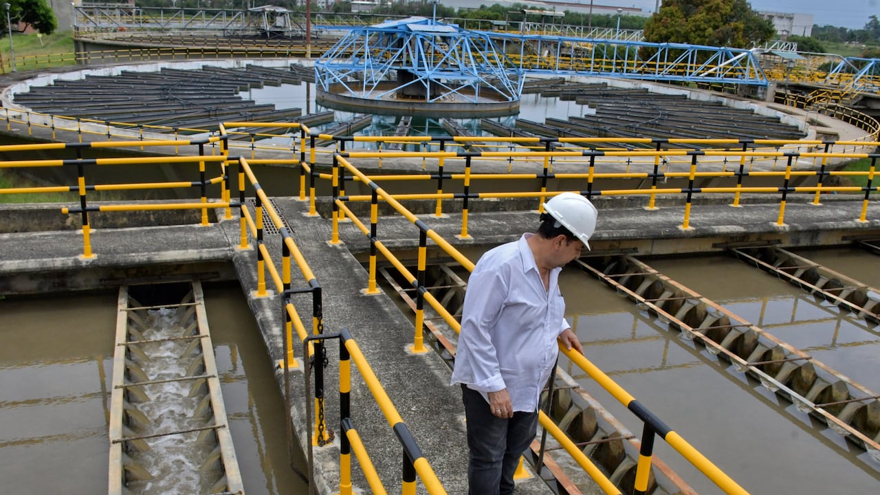 Se intensifica el tratamiento para el agua potable en la plata de puerto mallarino por aumento de su cause por las lluvias de estos días en Cali. Fotos Raúl Palacios / El Pais / 22 de Abril del 2023 Cali.